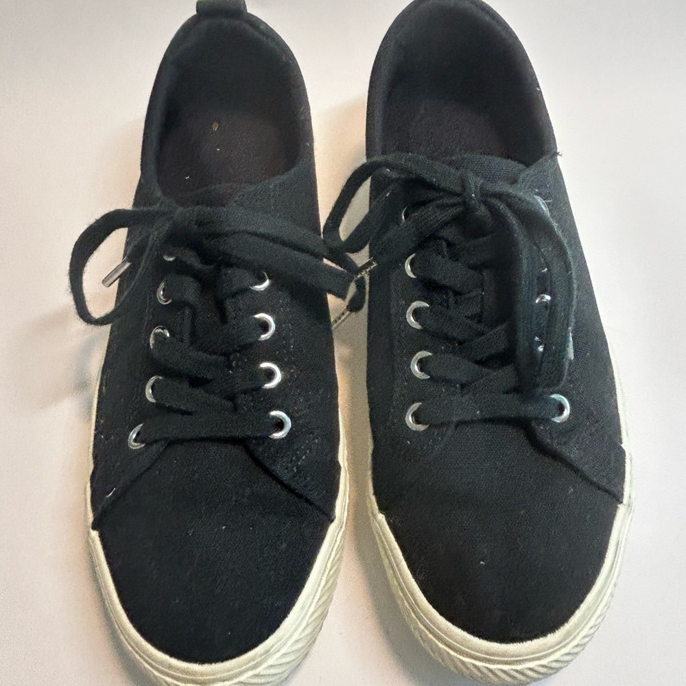 Quince black canvas sneaker. Size 9